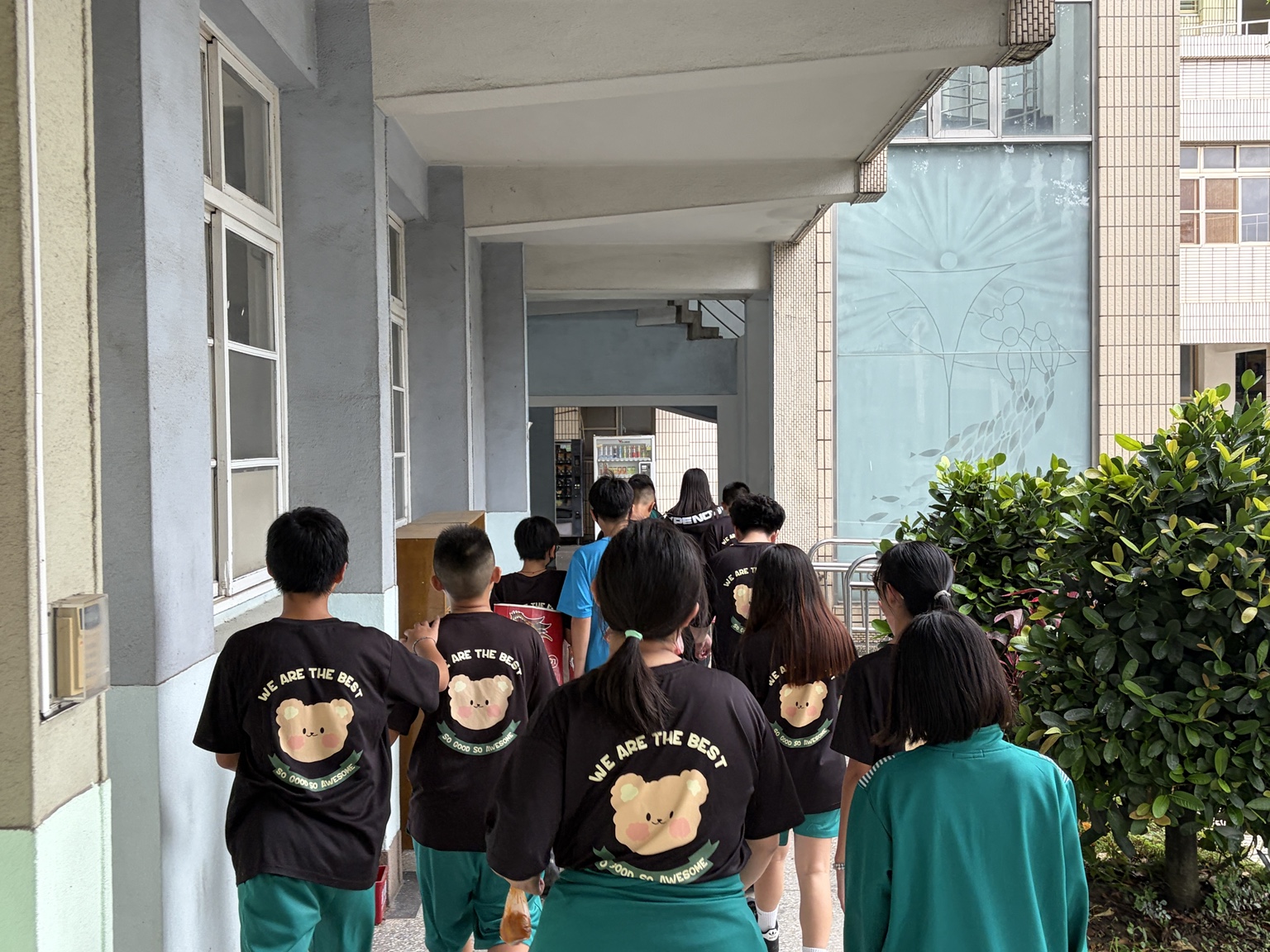 學生沿校園走廊進行 PBL 校園探索